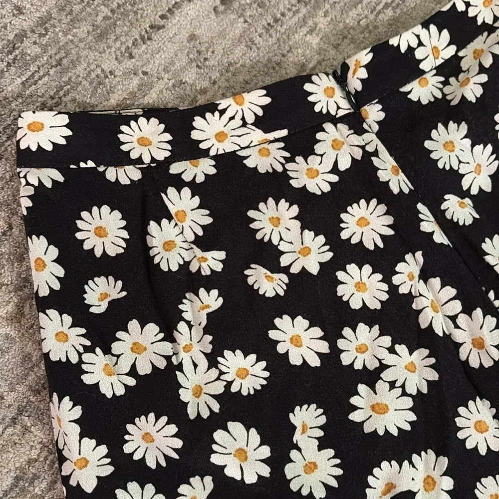 Reformation Black and White wide leg Daisy Print Pants - size small